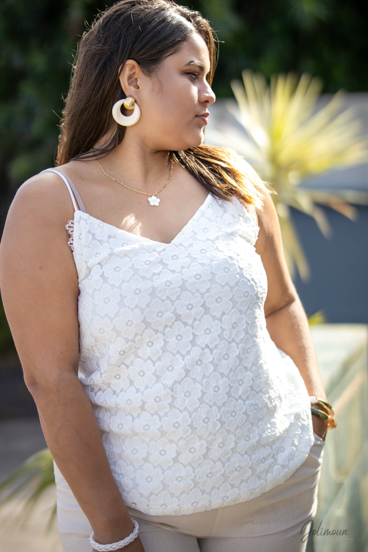 Camille Débardeur blanc à fines bretelles broderie florale