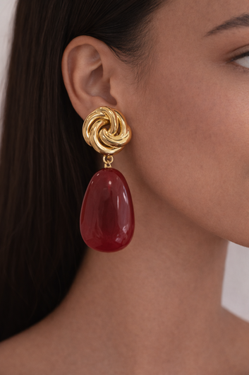 Ruby - Boucles pendantes dorées fleur ajourée pièce ovale résine rouge