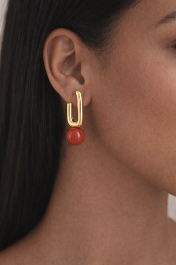 Boucles Perle Rouge – Boucles d’oreilles dorées maillon U perle rouge
