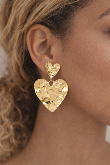 Boucles Double Cœur Martelé – Boucles d’oreilles dorées cœurs pendants