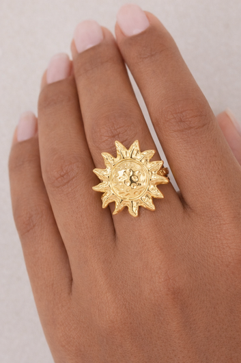 Bague Soleil Radiant – Bague ajustable dorée motif soleil martelé
