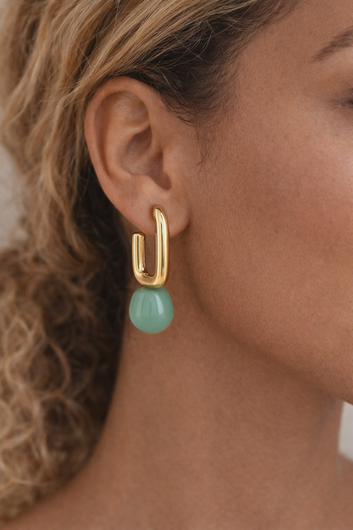 Boucles Perle verte – Boucles d’oreilles dorées maillon U perle verte