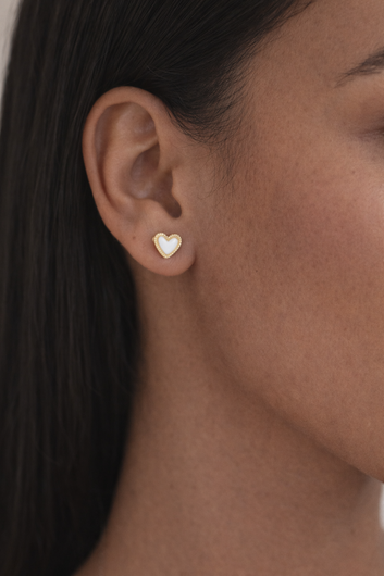 Boucles Petit Cœur Blanc – Boucles d’oreilles puces dorées cœur blanc