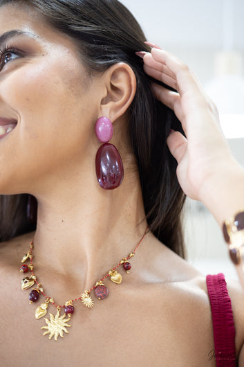 Élorie - Boucles d’oreilles pendantes doré bordeaux en résine et acier inoxydable