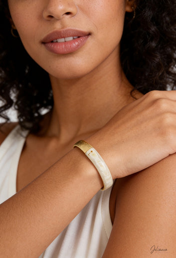 Nayara - Bracelet jonc doré et corne naturelle façonné à la main