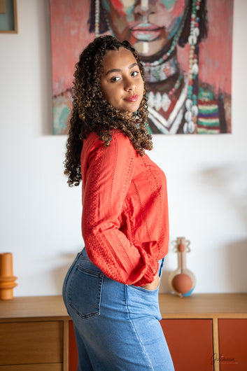 Élise – Chemise brique en coton brodé col volanté