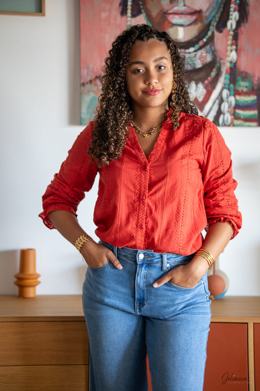 Élise – Chemise brique en coton brodé col volanté