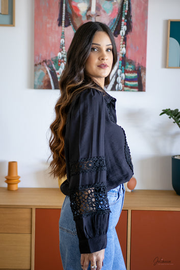 Iris – Chemise noire manches longues détails ajourés col chemise
