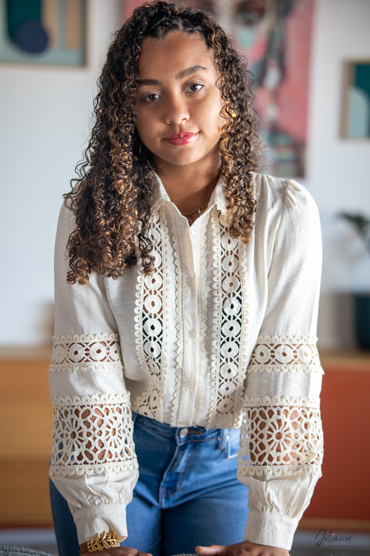 Iris – Chemise beige manches longues détails ajourés col chemise