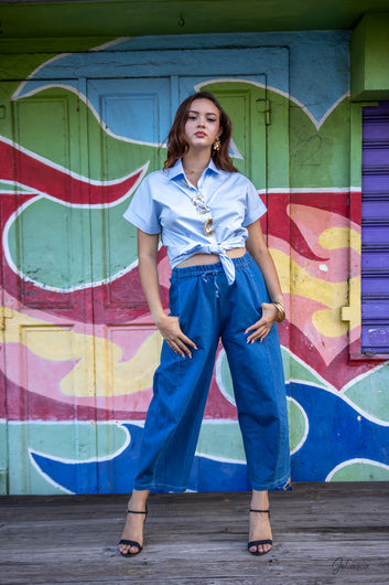 Naélys – Chemise bleu ciel détails bijoux manches courtes