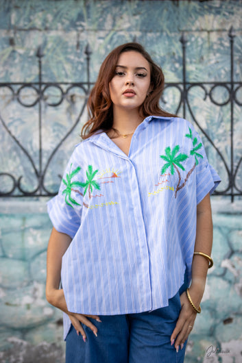 Naéva – Chemise bleu ciel rayée broderies palmiers coupe oversize