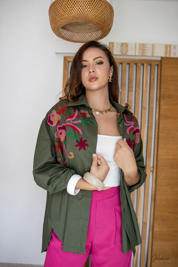 Apoline – Chemise oversize kaki broderies florales multicolores