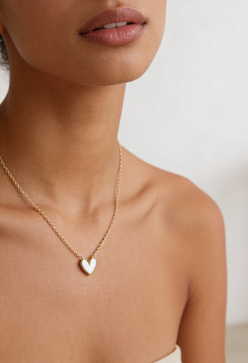 Amore - Collier fin doré petit cœur émaillé blanc en acier inoxydable
