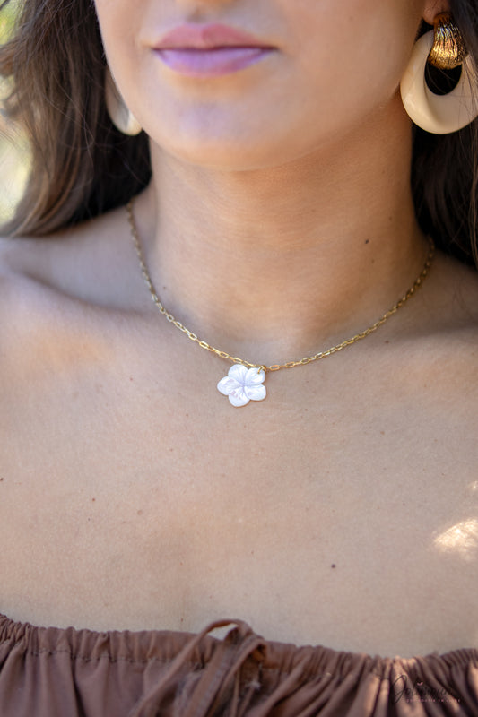 Collier - pendentif fleur nacrée