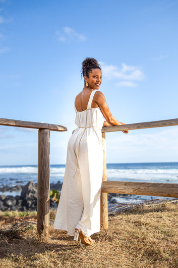 Abbie – Combinaison pantalon fluide blanche détail bijou