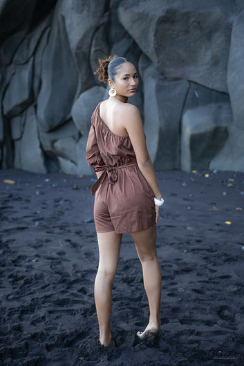 Olivia – Combi-short choco asymétrique broche soleil amovible