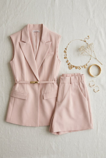 Lisia - Ensemble blazer sans manches et short rose pastel ceinturé