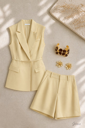 Lisia - Ensemble blazer sans manches et short jaune pastel ceinturé