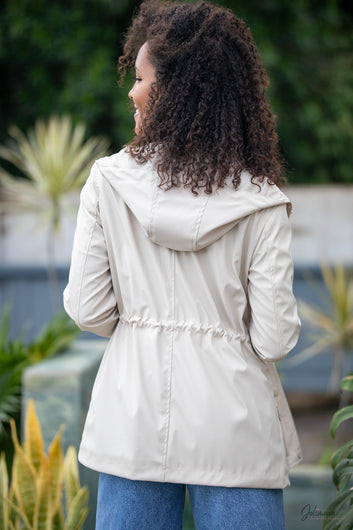 Maïa - Veste beige imperméable capuche poches rabat taille ajustable