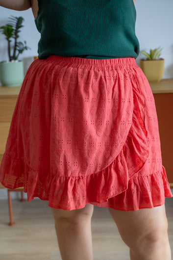 Siara – Jupe short corail effet portefeuille broderie anglaise