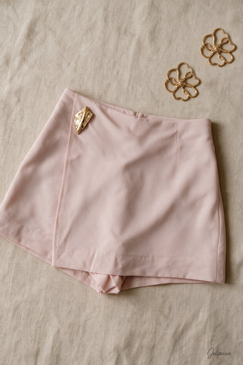 Nélie - Jupe-short rose poudré à détail broche doré