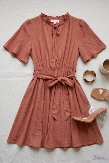 Mélissya - Robe fluide rose à manches courtes avec ceinture a nouer