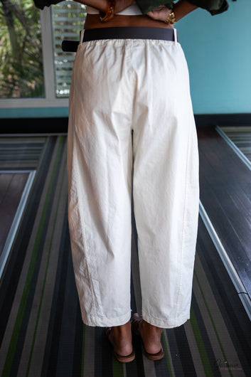 Barrel – Pantalon blanc cassé  100 % coton coupe ample ceinture incluse
