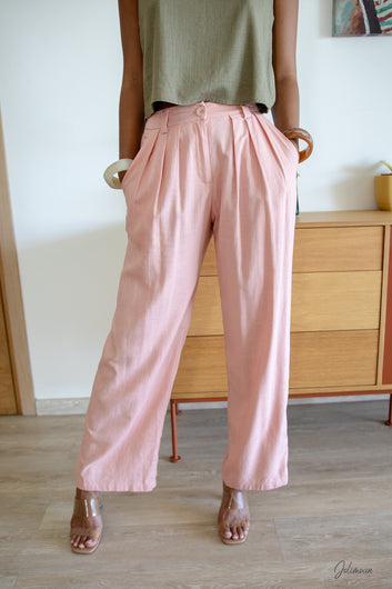 Jolia – Pantalon fluide rose poudré taille haute plis devant