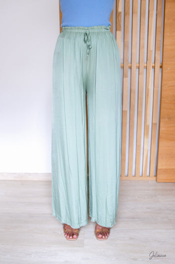 Élora – Pantalon satiné vert d’eau taille élastique