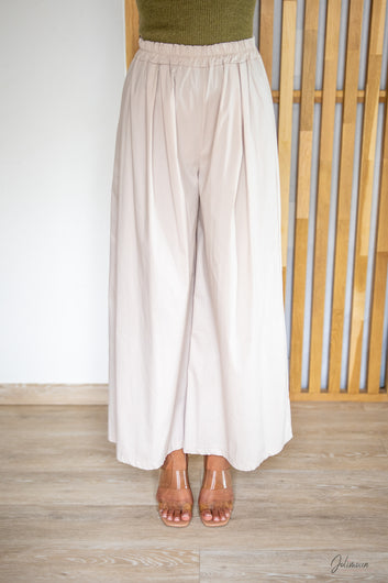 Barbara – Pantalon beige en tissu souple à coupe ample