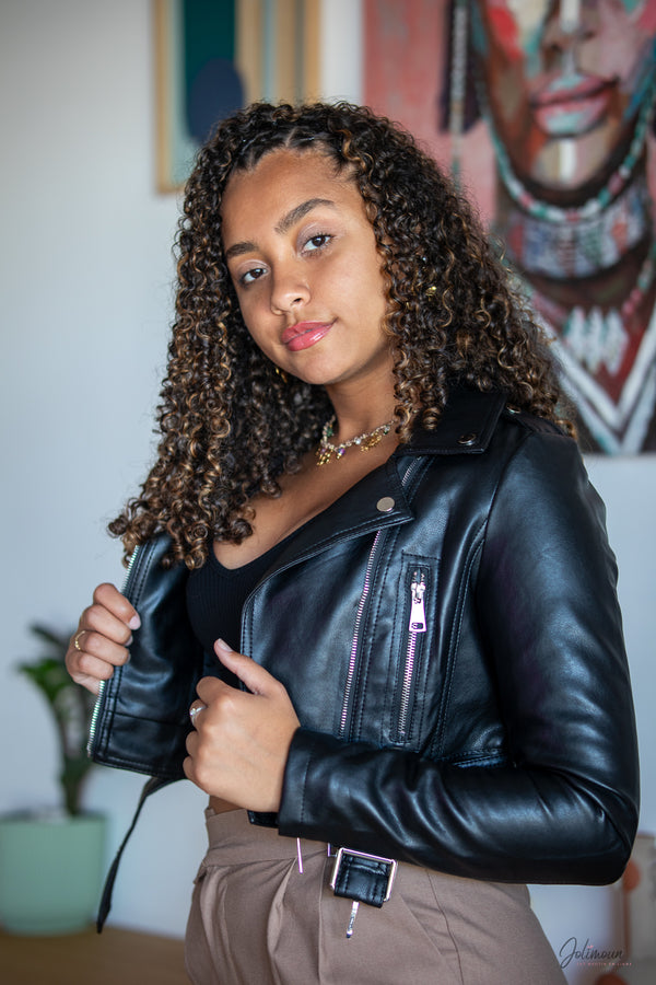 RYM - Veste courte en similicuir noir zippée et ceinturée