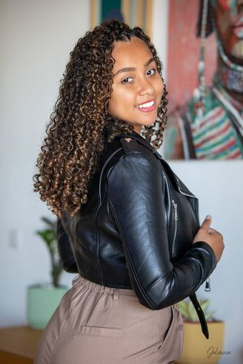 RYM - Veste courte en similicuir noir zippée et ceinturée