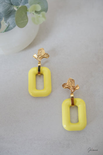 Vivi - Boucles pendante feuillage et anneau rectangulaire en résine jaune