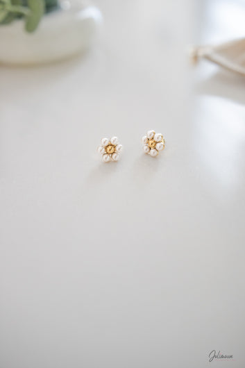 Boucles d'oreilles puces petites marguerites sertie de perles