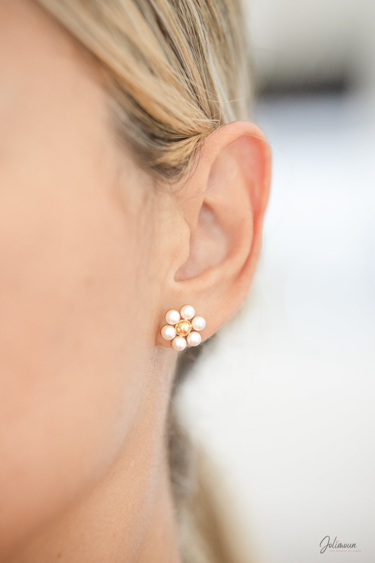 Boucles d'oreilles puces petites marguerites sertie de perles