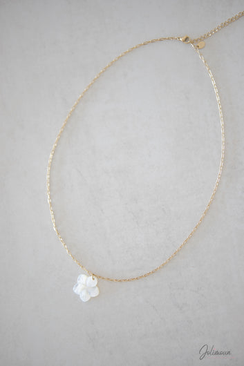 Collier - pendentif fleur nacrée