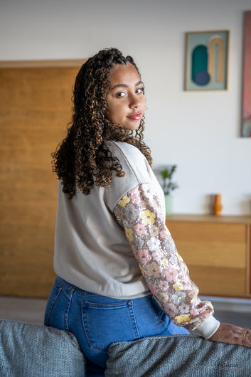 Celestina – Sweat Beige manches fleuries à sequins