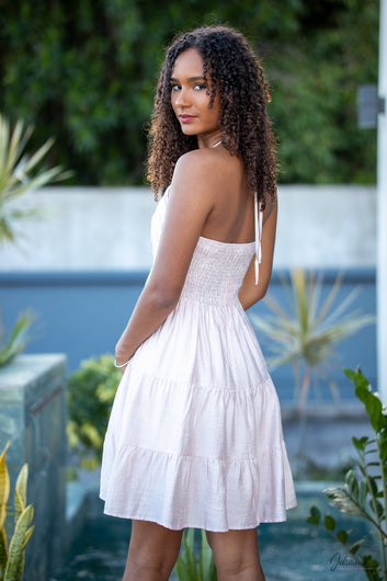 Amalya - Robe courte rose encolure froncée dos smocké texturée