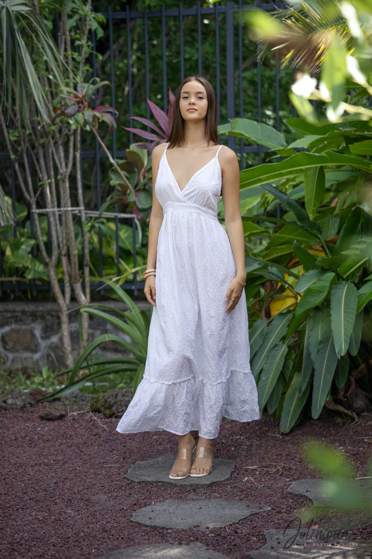 Angel - Robe longue blanche brodée en coton à fines bretelles