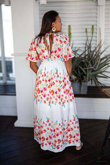 April – Robe longue fleurie manches papillon taille empire