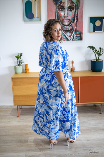 Ariela – Robe longue bleue imprimé floral broderies anglaises