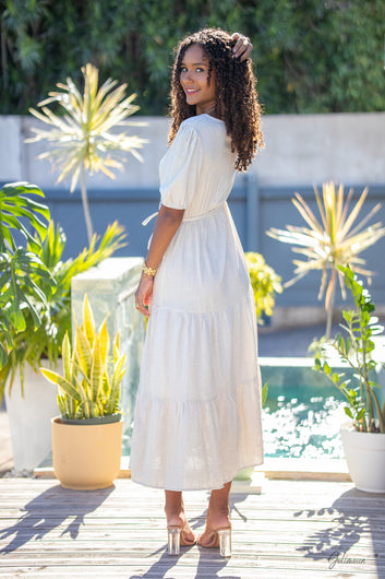 Célina - Robe longue beige manches courtes taille ceinturée jupe à volants