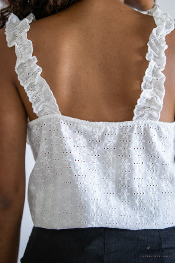 Josie - Top blanc en broderie anglaise avec décolleté et bretelles volantés