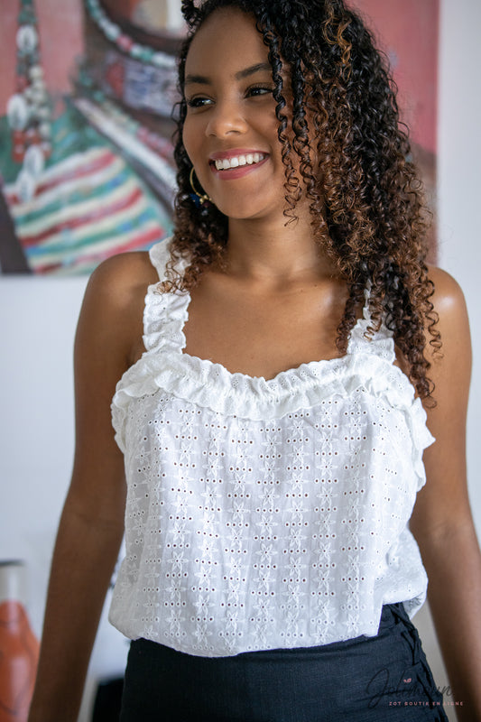 Josie - Top blanc en broderie anglaise avec décolleté et bretelles volantés