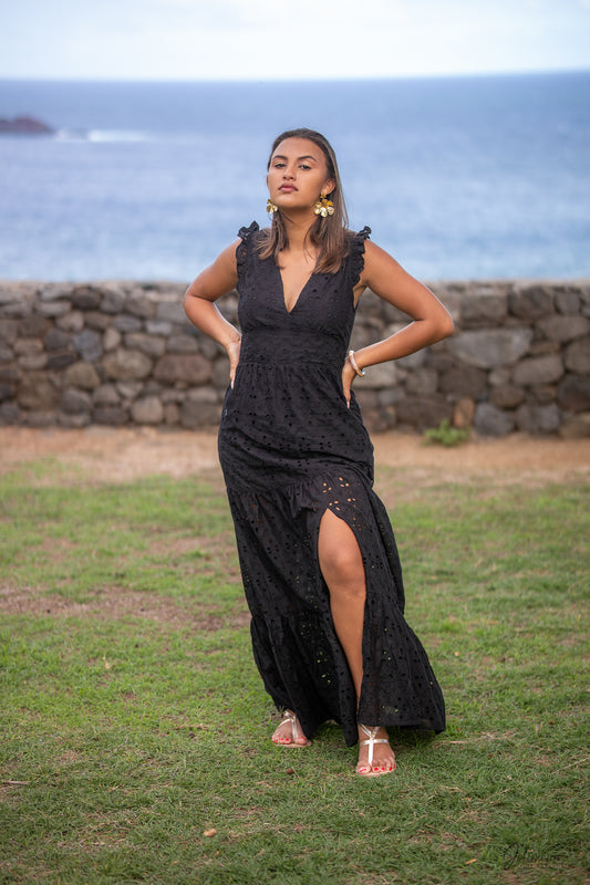 Mélina - Robe Longue noire en Broderie Anglaise petites manches courtes à volants