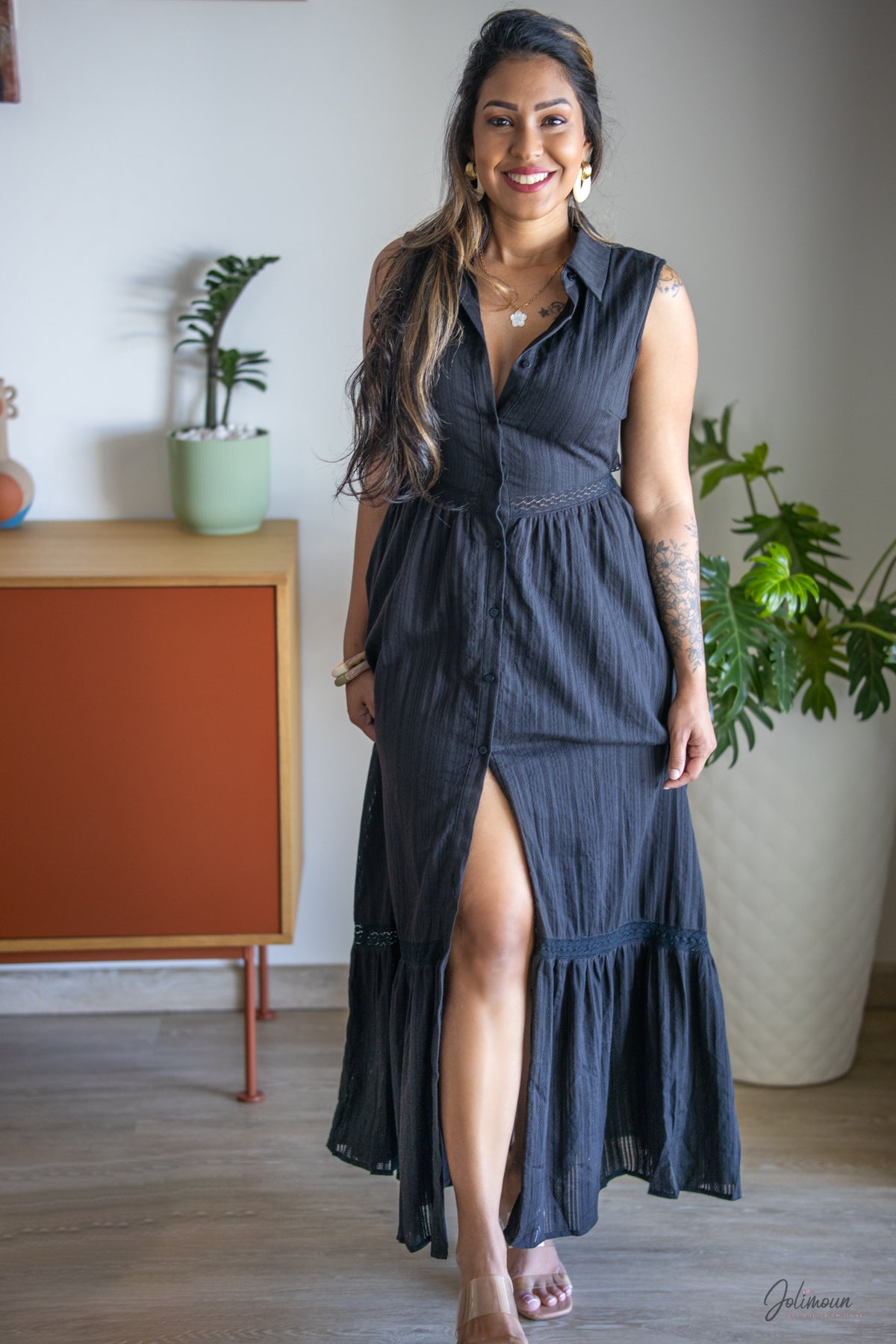 Norine - Robe longue noir sans manches détails brodés