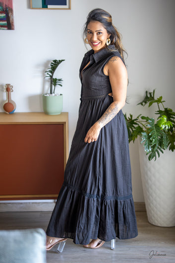 Norine - Robe longue noir sans manches détails brodés