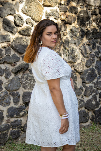 Raquel - Robe courte blanche en broderie anglaise