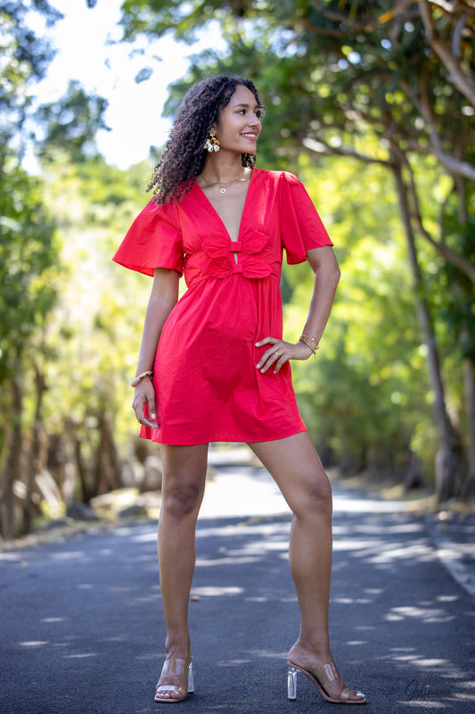 Ruby - Robe courte rouge avec décolleté à nœuds et manches courtes évasées