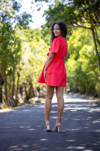 Ruby - Robe courte rouge avec décolleté à nœuds et manches courtes évasées